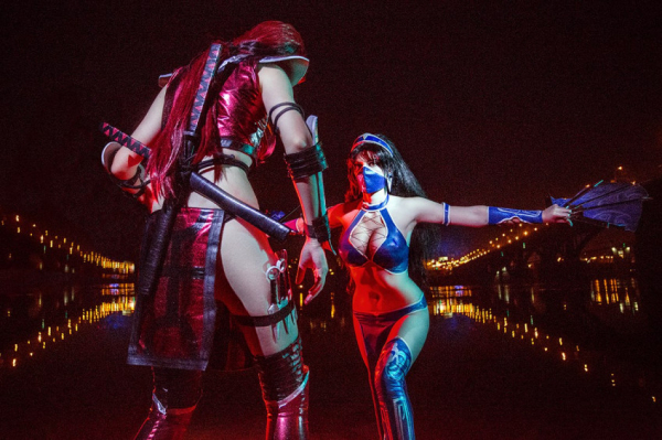 Россиянки сделали кровавый косплей на Китану и Скарлет из Mortal Kombat — WorldGameNews Россиянки сделали кровавый косплей на Китану и Скарлет из Mortal Kombat — WorldGameNews