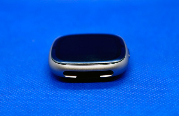 Обзор Fitbit Sense 2: удобные умные часы с ориентацией на функции мониторинга здоровья Часы сбоку