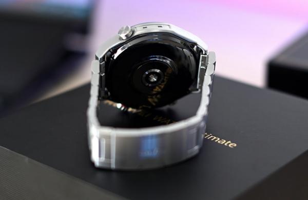 Обзор Huawei Watch Ultimate: премиальные смарт-часы и подводный компьютер в одном Батарея Huawei Watch Ultimate и зарядка