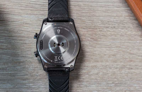 Обзор TicWatch Pro 2020: умные часы, которые можно рекомендовать TicWatch Pro 2020 сзади