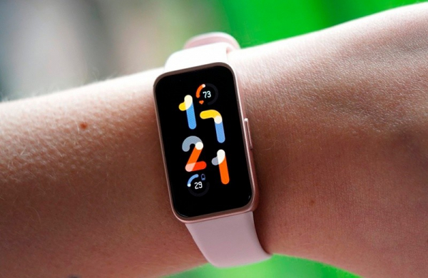 Обзор Huawei Band 8: фитнес-браслета с множеством функций на каждый день Яркость и цвета