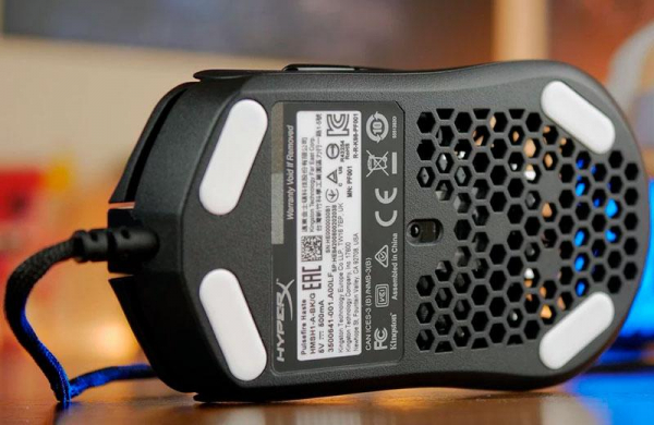 Обзор HyperX Pulsefire Haste: быстрой и сверхлёгкой игровой мыши HyperX Pulsefire Haste снизу
