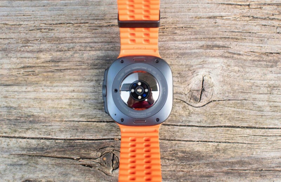 Обзор Samsung Galaxy Watch Ultra: лучших умных часов 2024 для Android-смартфонов Задняя панель с датчиком BioActive