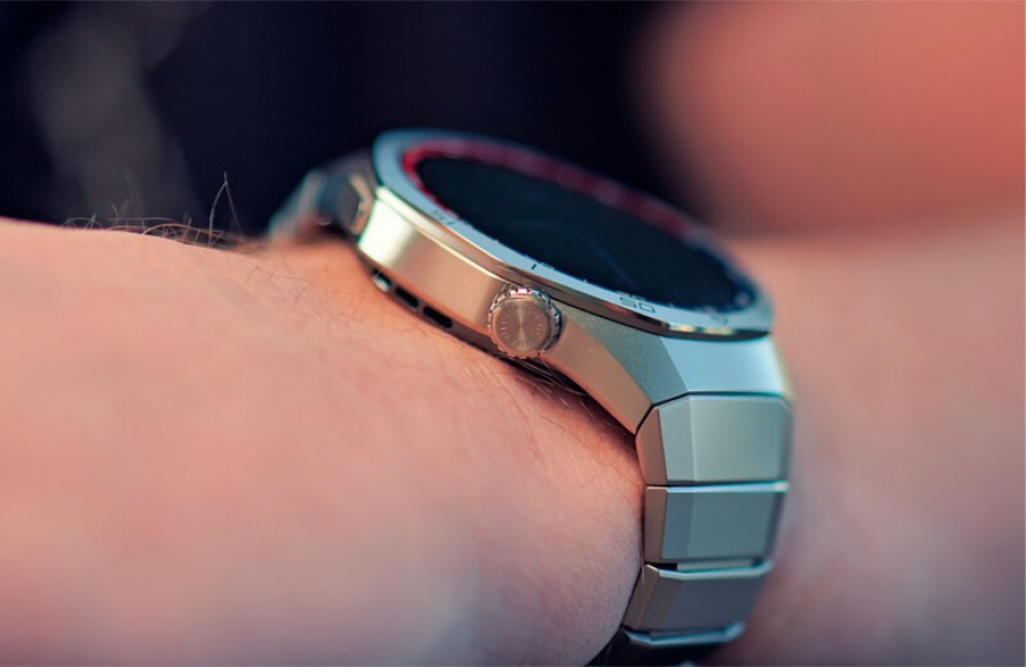 Обзор Huawei Watch GT 5 Pro: титановых умных часов для экстремальных условий Динамик на боковой стороне умных часов