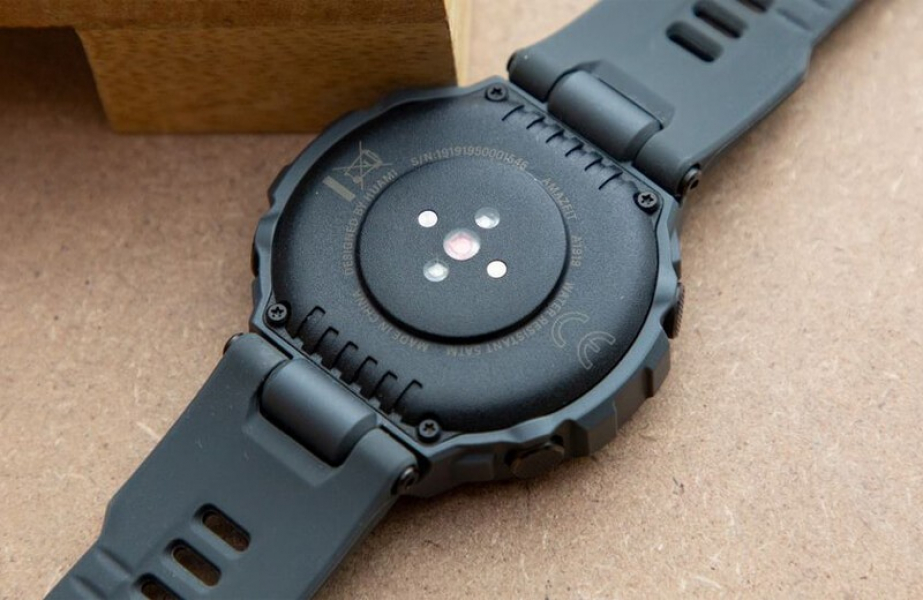 Обзор Amazfit T-Rex 3: очень надёжных умных часов для любителей экстрима Задняя панель с датчиками