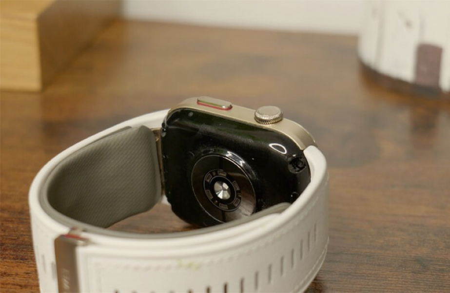 Обзор Huawei Watch D2: флагманских смарт-часов с измерением давления Задняя панель с датчиками
