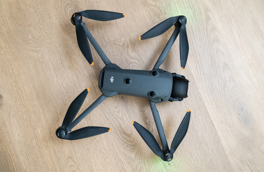 Обзор DJI Mavic 4 Pro: нового эталона среди квадрокоптеров со съёмкой 6K-видео Квадрокоптер в открытом состоянии