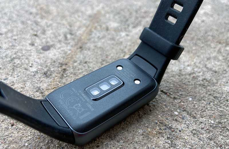 Обзор Huawei Band 6: почти совершенного и недорогого фитнес-браслета Датчики Huawei Band 6