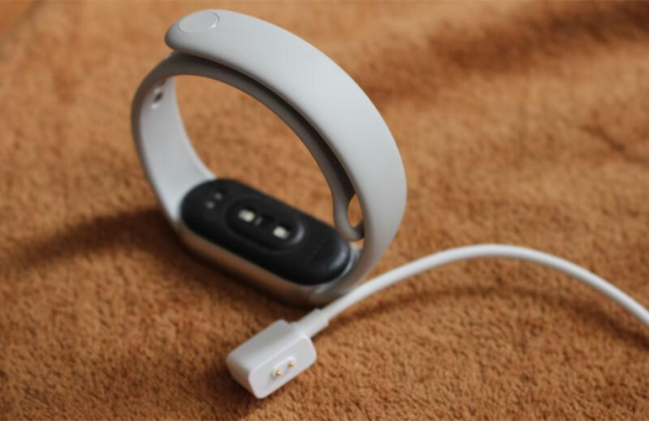 Обзор Xiaomi Smart Band 10: следующего дешёвого фитнес-браслета для активного образа жизни Пластиковая задняя панель