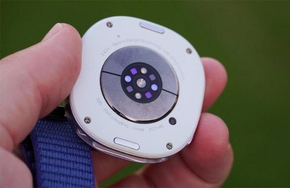 Обзор Samsung Galaxy Watch 8: комфортных и функциональных часов для Android Задняя панель с датчиками