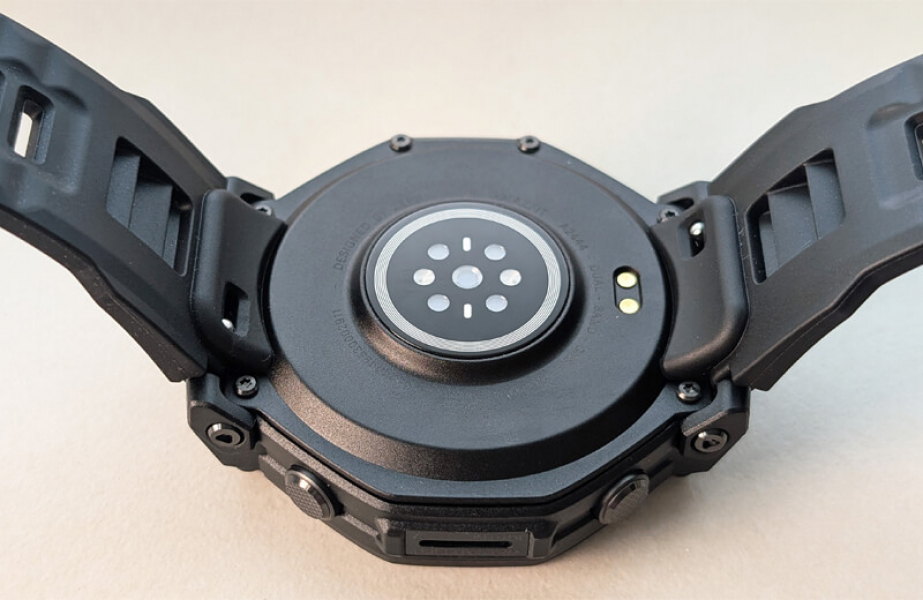 Обзор Amazfit T-Rex 3 Pro: непробиваемых смарт-часов с фонариком и 2-неделями работы Задняя панель гаджета