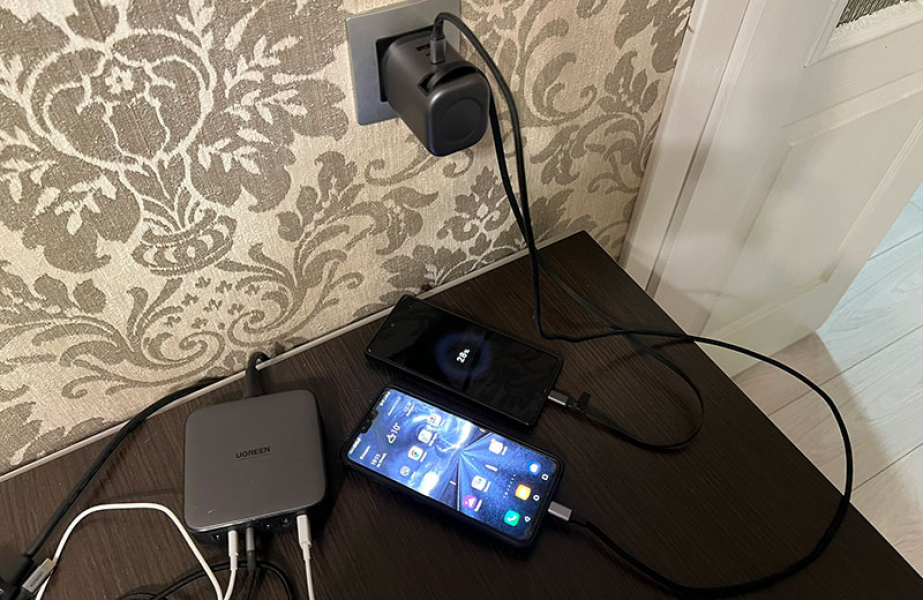 Обзор Ugreen Nexode GaN 100W (X606): Революция с выдвижным кабелем или маркетинг? Порядок на столе