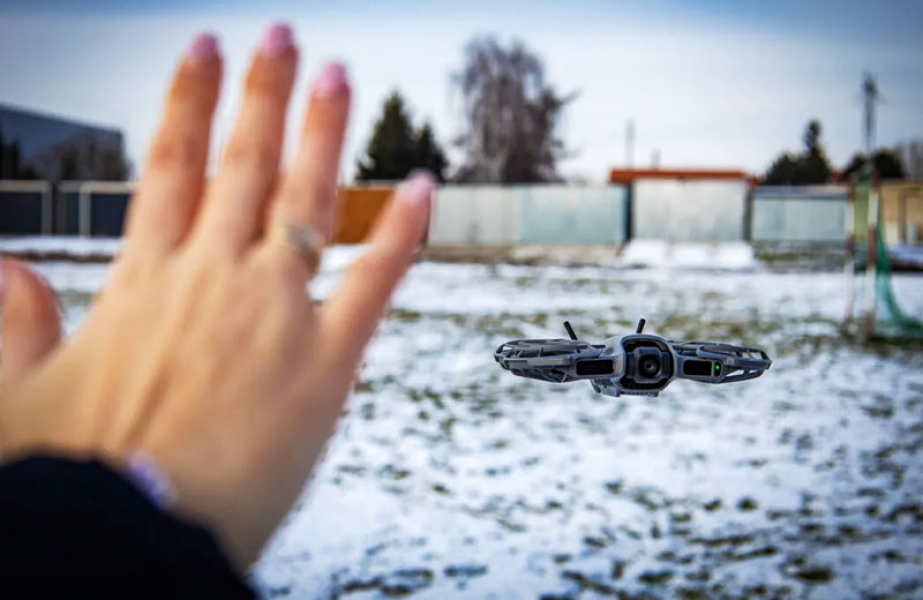 Обзор DJI Neo 2: карманного квадрокоптера с лидаром и 4K-съёмкой Режим посадки на руку